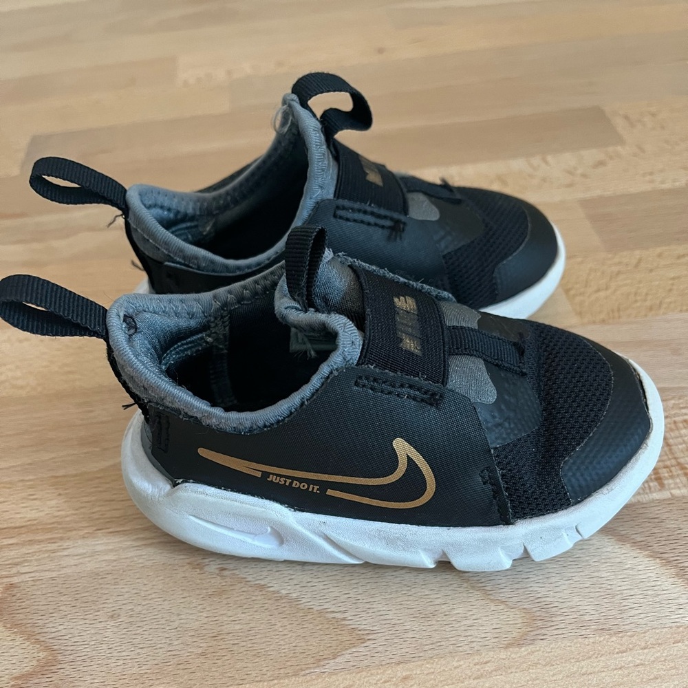 Black toddler nike flex runners size 6